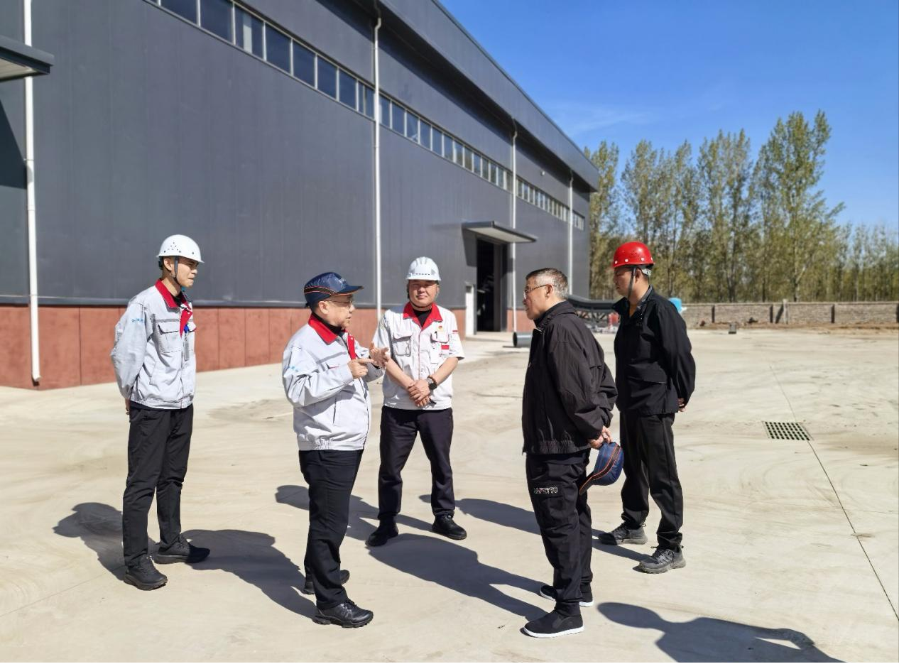 筑牢安全防線 情暖堅(jiān)守初心 ——華翔集團(tuán)黨委書記、董事長(zhǎng)王春翔深入工廠開展慰問巡查工作